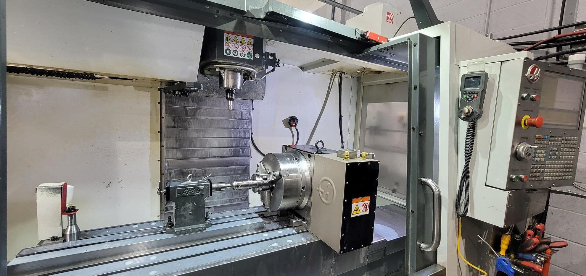 Haas VF-4 VMC, 2018 - TSC, Side Mount Tool Changer, WIPS-R, Chip Auger, Renishaw Wireless Intuitive Probing - Image 2