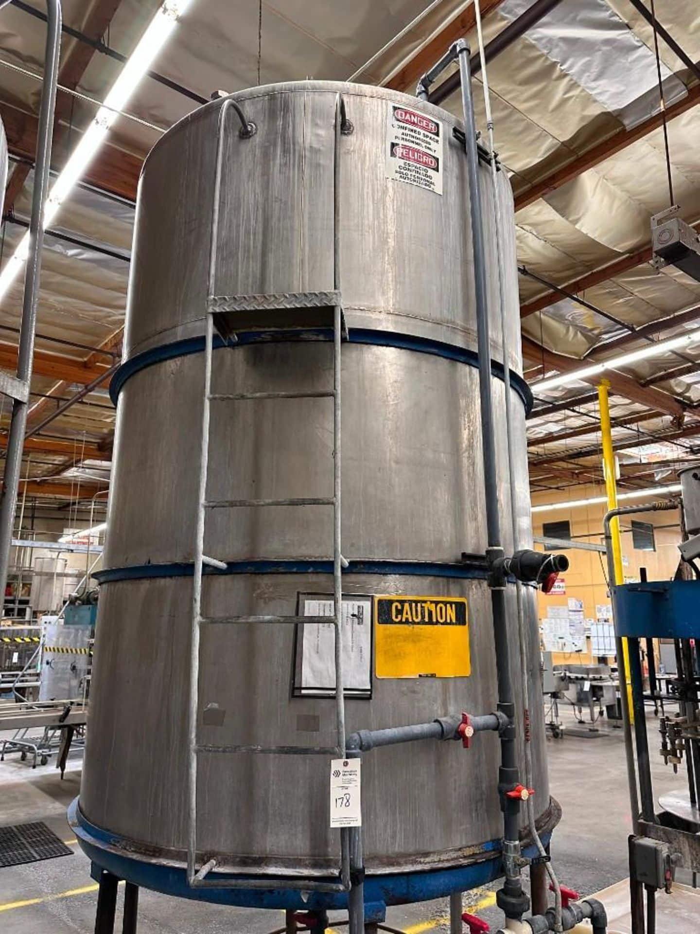 2400-gallon-stainless-steel-tank-with-transfer-discharge-pump-lot178 2400 gallon stainless steel tank with transfer discharge pump