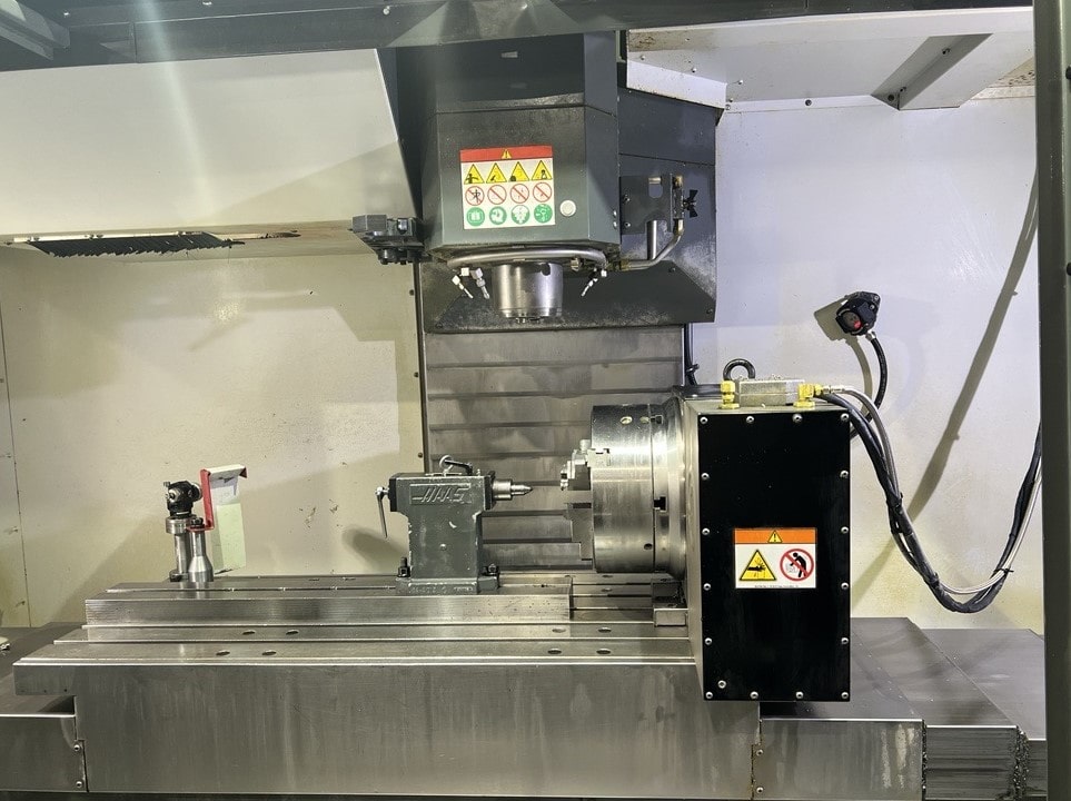 Haas VF-4 VMC, 2018 - TSC, Side Mount Tool Changer, WIPS-R, Chip Auger, Renishaw Wireless Intuitive Probing - Image 4
