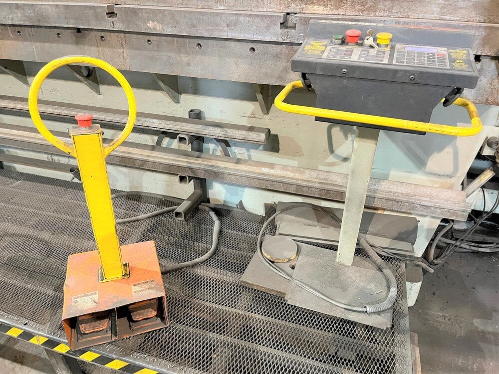 600 Ton x 16' Accurpress 760016 CNC Press Brake, 2010 - Flush Floor, Variable Lower Die, Tooling Included - Image 8