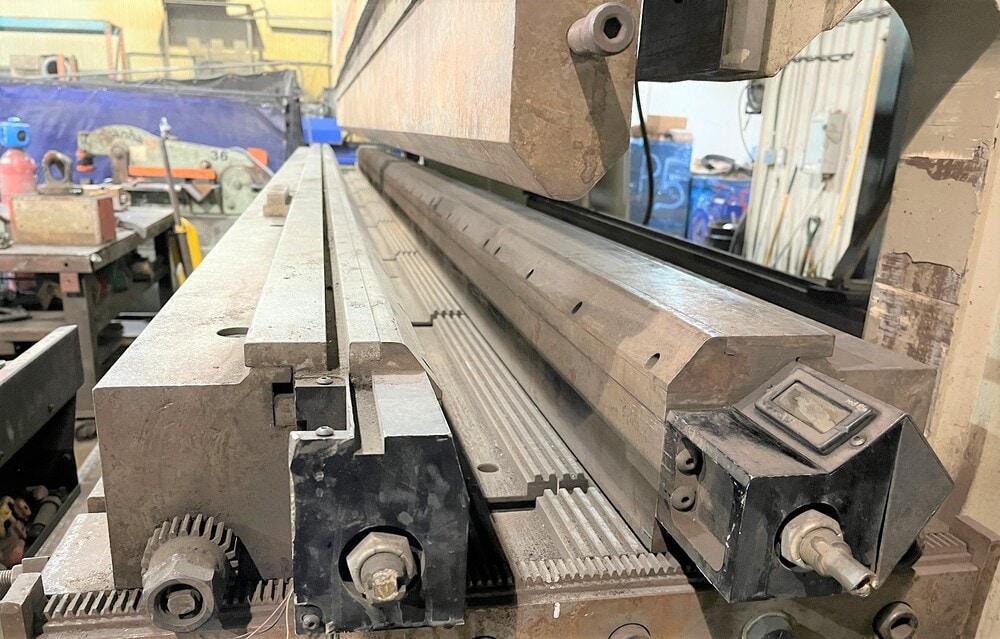 600 Ton x 16' Accurpress 760016 CNC Press Brake, 2010 - Flush Floor, Variable Lower Die, Tooling Included - Image 13