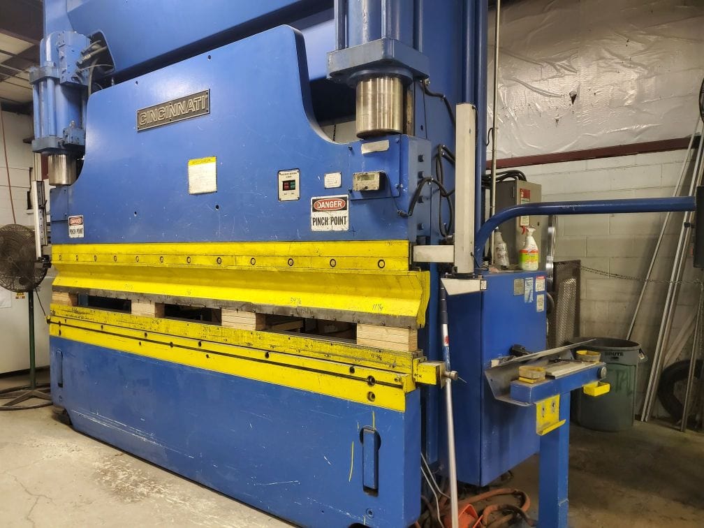 230 Ton x 12' Cincinnati 230 CB2 Hydraulic Press Brake, 1997 - 16" stroke - Image 2