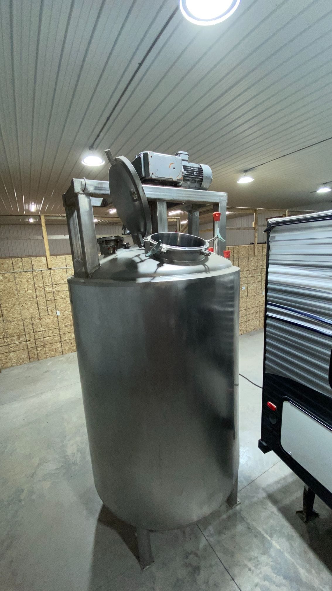 1000 Gallon Jacketed Stainless Steel Mixing Tank, 1995- with Valve for Bottom Outlet - Image 3