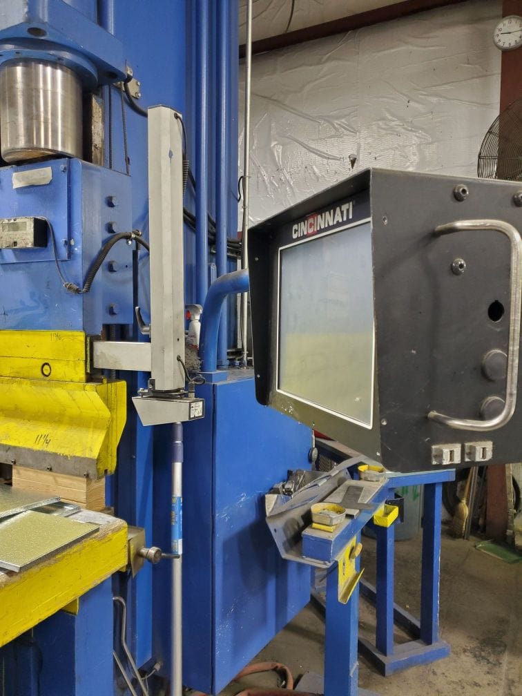 230 Ton x 12' Cincinnati 230 CB2 Hydraulic Press Brake, 1997 - 16" stroke - Image 6