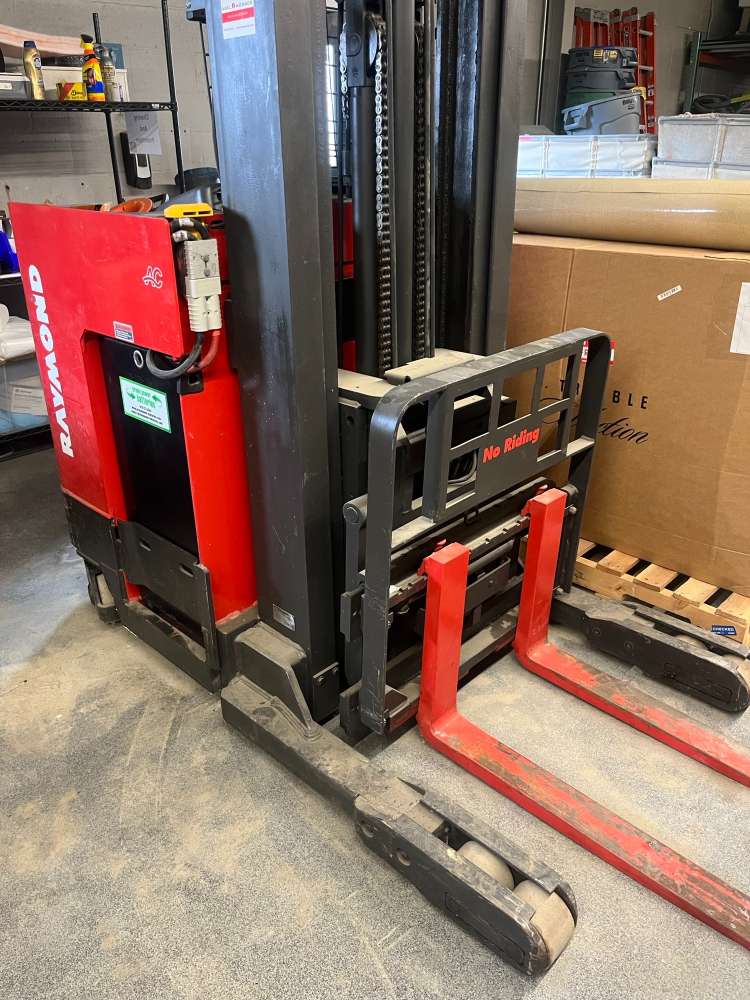 Raymond EASI R10TT 4500 lb Electric Forklift, 2006 - New Battery with Charger!