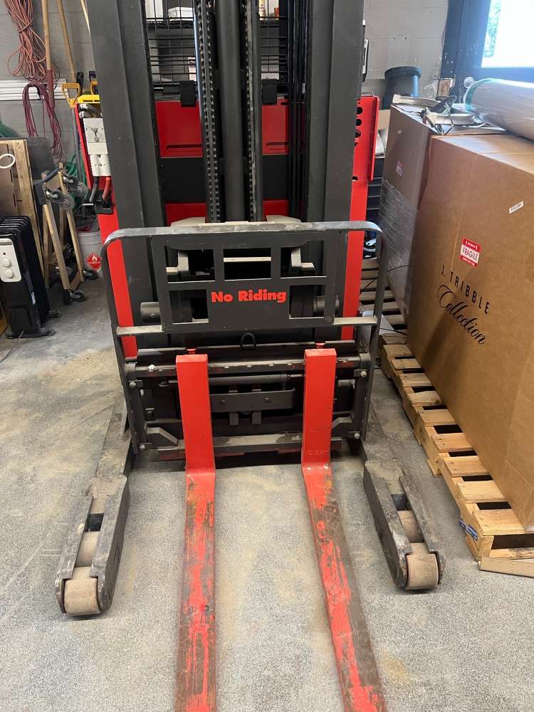 Raymond EASI R10TT 4500 lb Electric Forklift, 2006 - New Battery with Charger! - Image 2