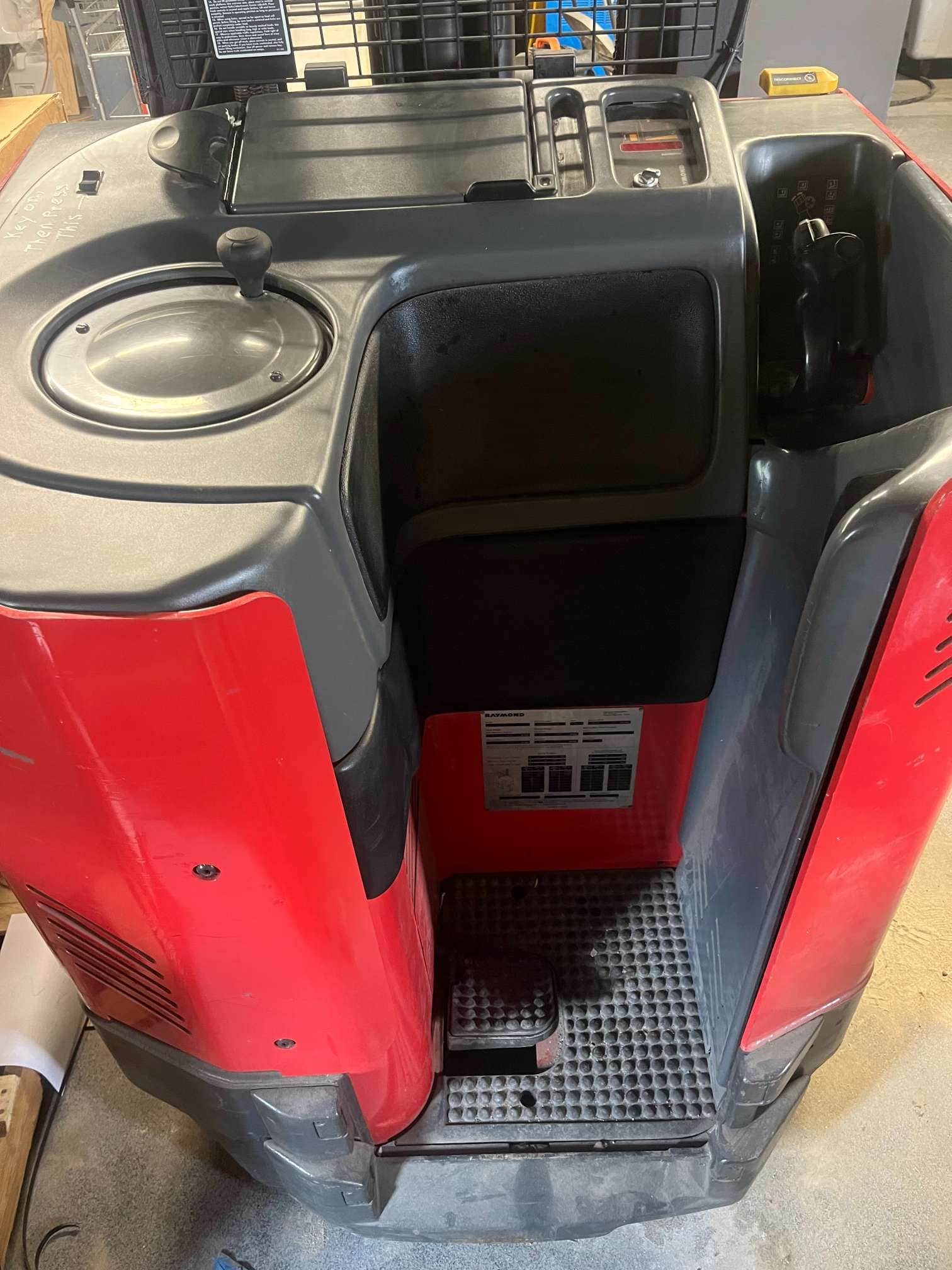 Raymond EASI R10TT 4500 lb Electric Forklift, 2006 - New Battery with Charger! - Image 4