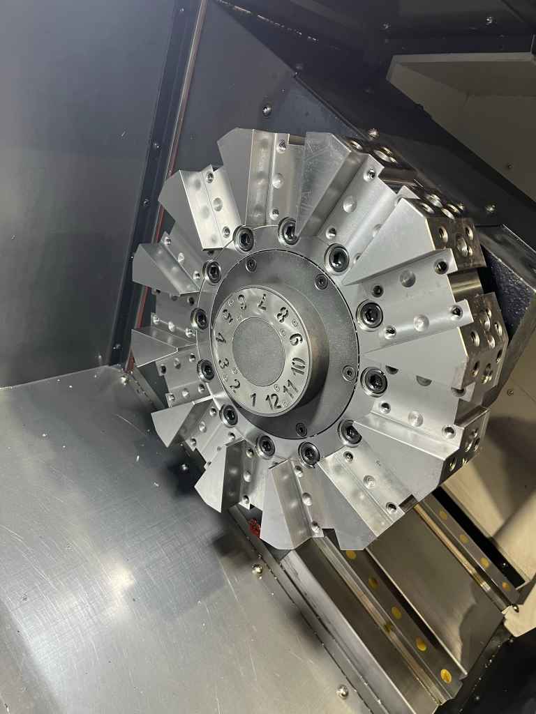 Doosan Lynx 2100A CNC Lathe, 2019 - 300 PSI, LNS Bar Feeder, Tooling Included - Image 18