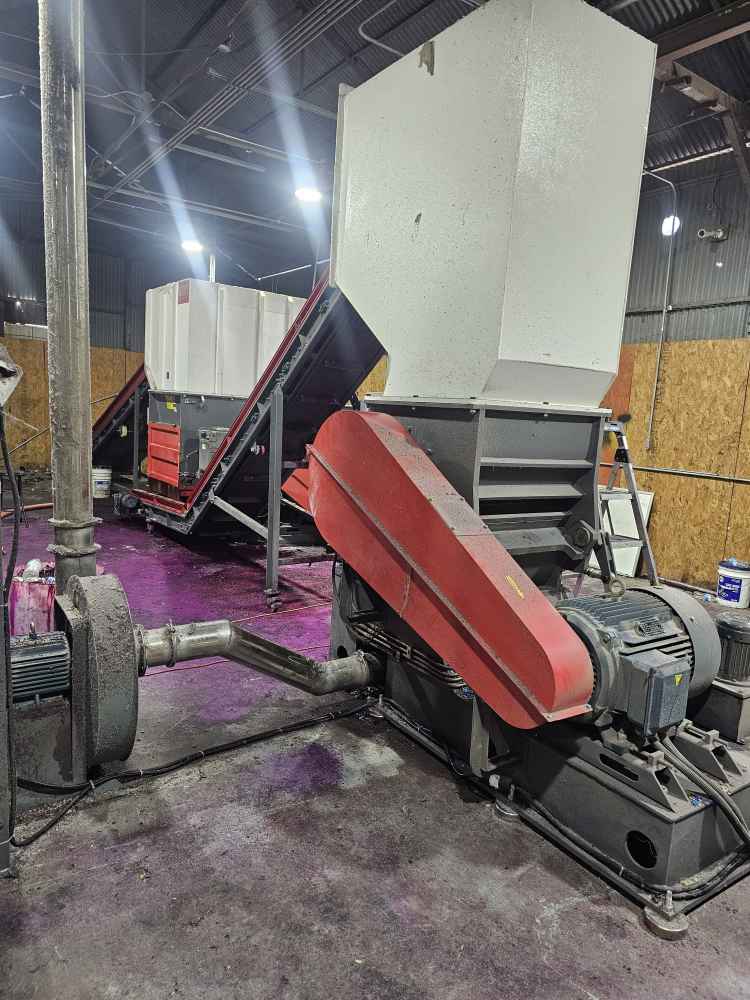 Wobide AMGS1000 Heavy Duty Single Shaft Plastic Shredder With AMGH 800/600 Heavy Duty Plastic Crusher Equipped With 2 x Conveyor Belts + Silo Blower System + Control Panels - Image 2