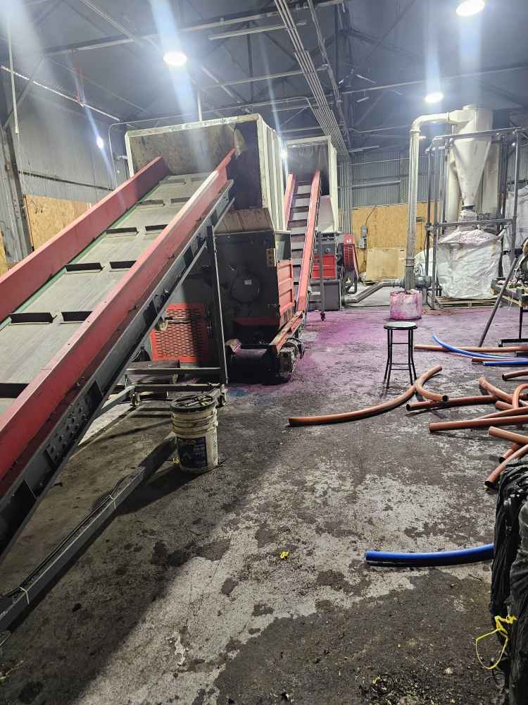 Wobide AMGS1000 Heavy Duty Single Shaft Plastic Shredder With AMGH 800/600 Heavy Duty Plastic Crusher Equipped With 2 x Conveyor Belts + Silo Blower System + Control Panels - Image 3