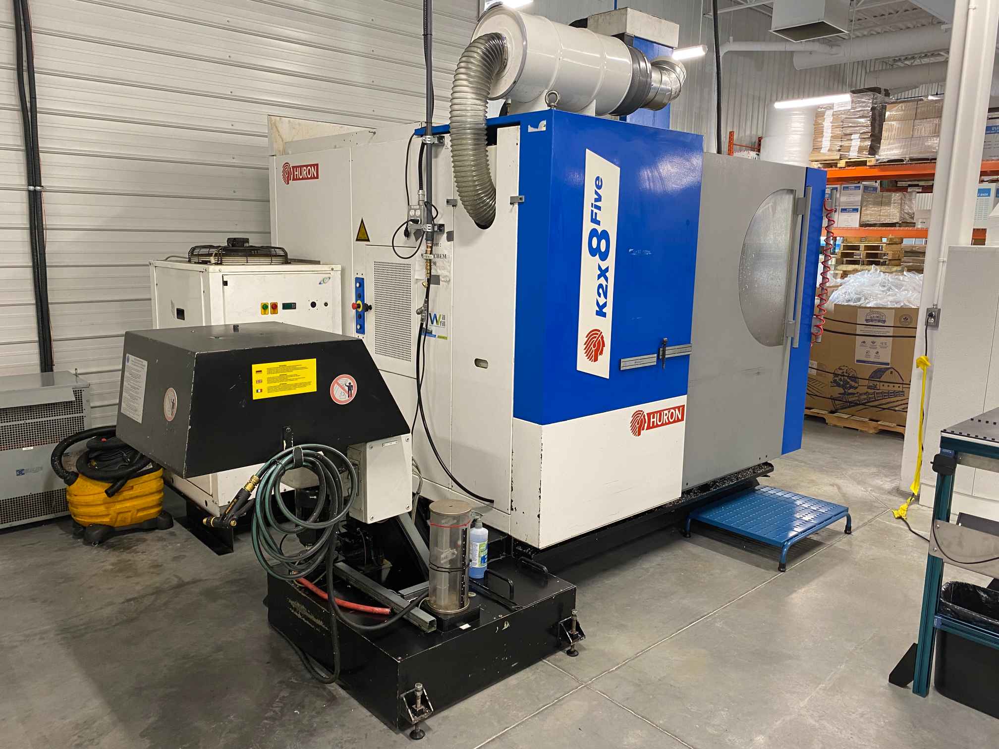 Huron K2X8Five VMC, 2006 - 5-Axis, TSC, Probing, Conveyor, Transformer - Image 4
