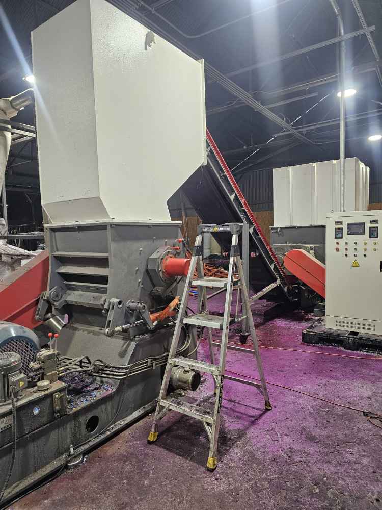 Wobide AMGS1000 Heavy Duty Single Shaft Plastic Shredder With AMGH 800/600 Heavy Duty Plastic Crusher Equipped With 2 x Conveyor Belts + Silo Blower System + Control Panels - Image 5