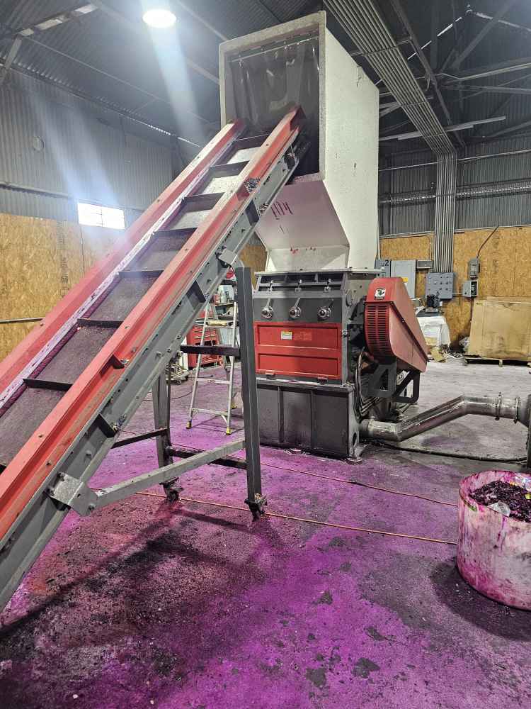Wobide AMGS1000 Heavy Duty Single Shaft Plastic Shredder With AMGH 800/600 Heavy Duty Plastic Crusher Equipped With 2 x Conveyor Belts + Silo Blower System + Control Panels - Image 6