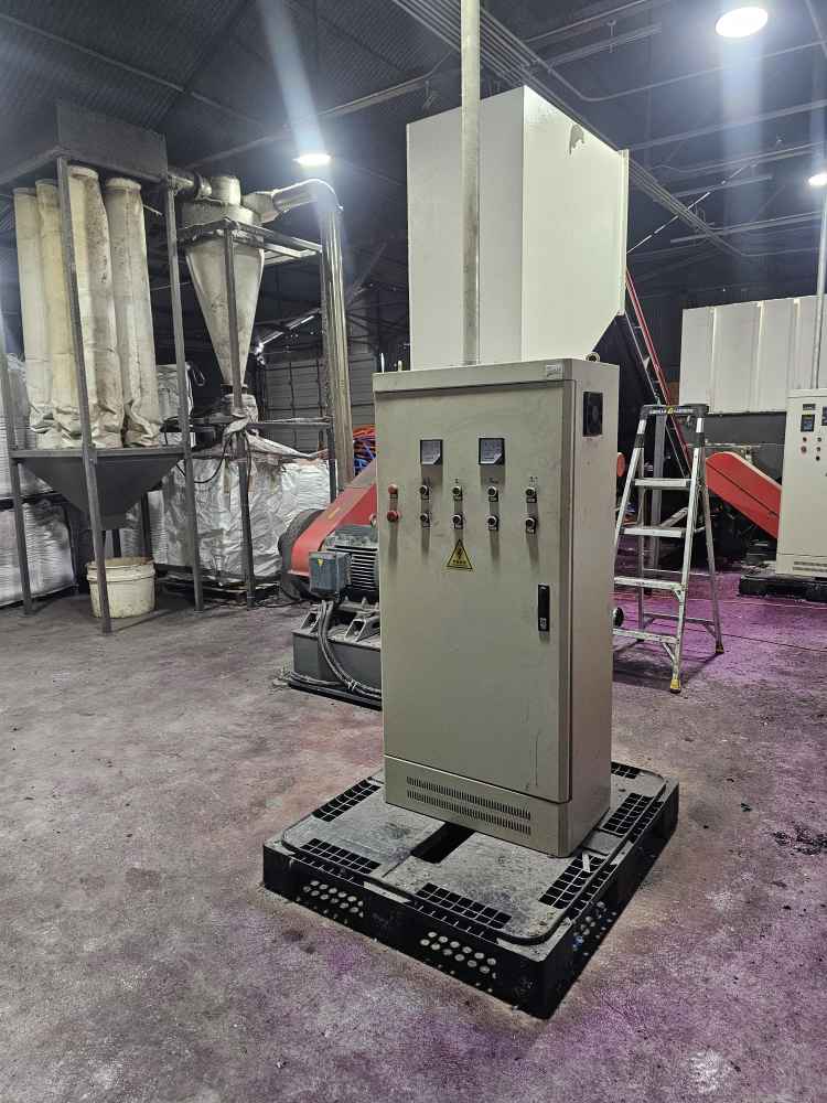 Wobide AMGS1000 Heavy Duty Single Shaft Plastic Shredder With AMGH 800/600 Heavy Duty Plastic Crusher Equipped With 2 x Conveyor Belts + Silo Blower System + Control Panels - Image 7
