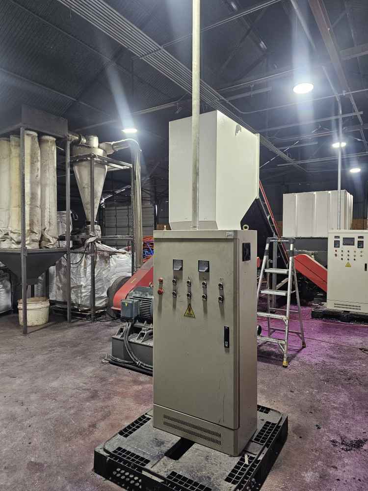 Wobide AMGS1000 Heavy Duty Single Shaft Plastic Shredder With AMGH 800/600 Heavy Duty Plastic Crusher Equipped With 2 x Conveyor Belts + Silo Blower System + Control Panels - Image 8