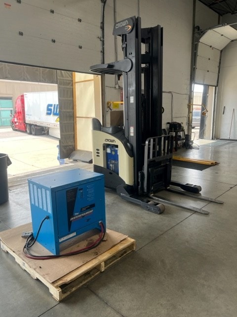 Crown RR 25225-45 4500 lb Electric Forklift, 2006 - Image 4