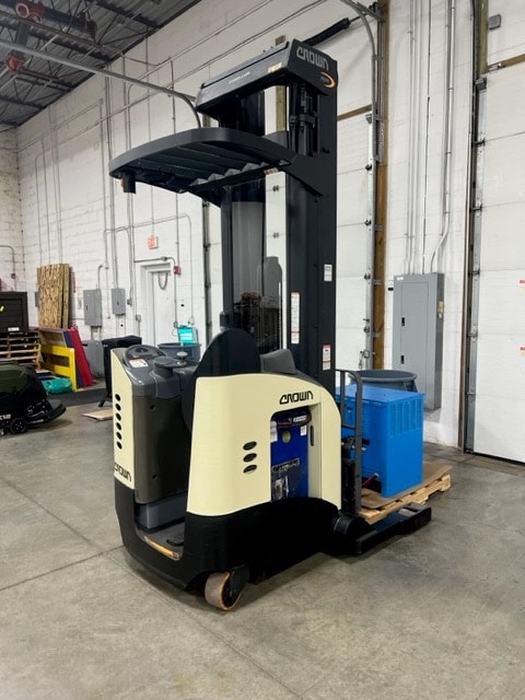 Crown RR 25225-45 4500 lb Electric Forklift, 2006 - Image 6