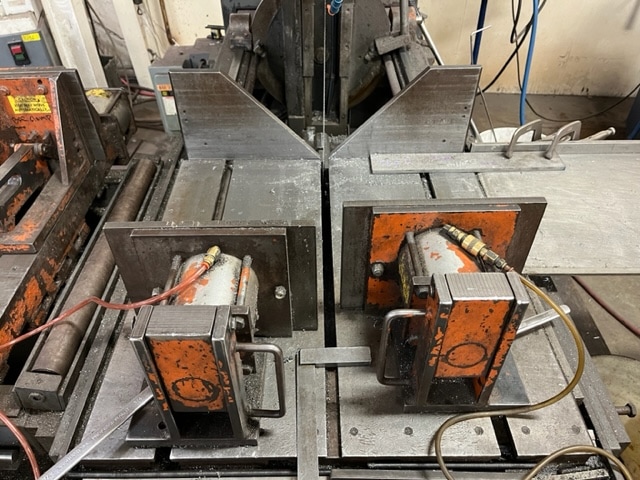 18" X 22" HEM V100LA-4 Automatic Vertical Band Saw