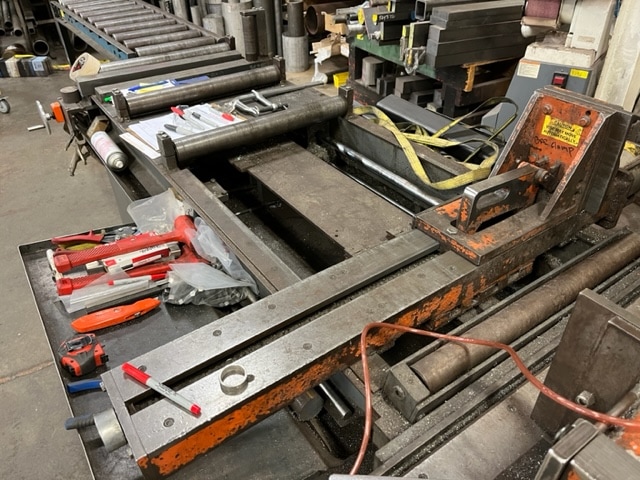 18" X 22" HEM V100LA-4 Automatic Vertical Band Saw