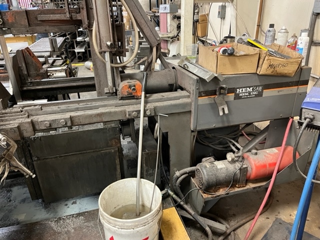 18" X 22" HEM V100LA-4 Automatic Vertical Band Saw
