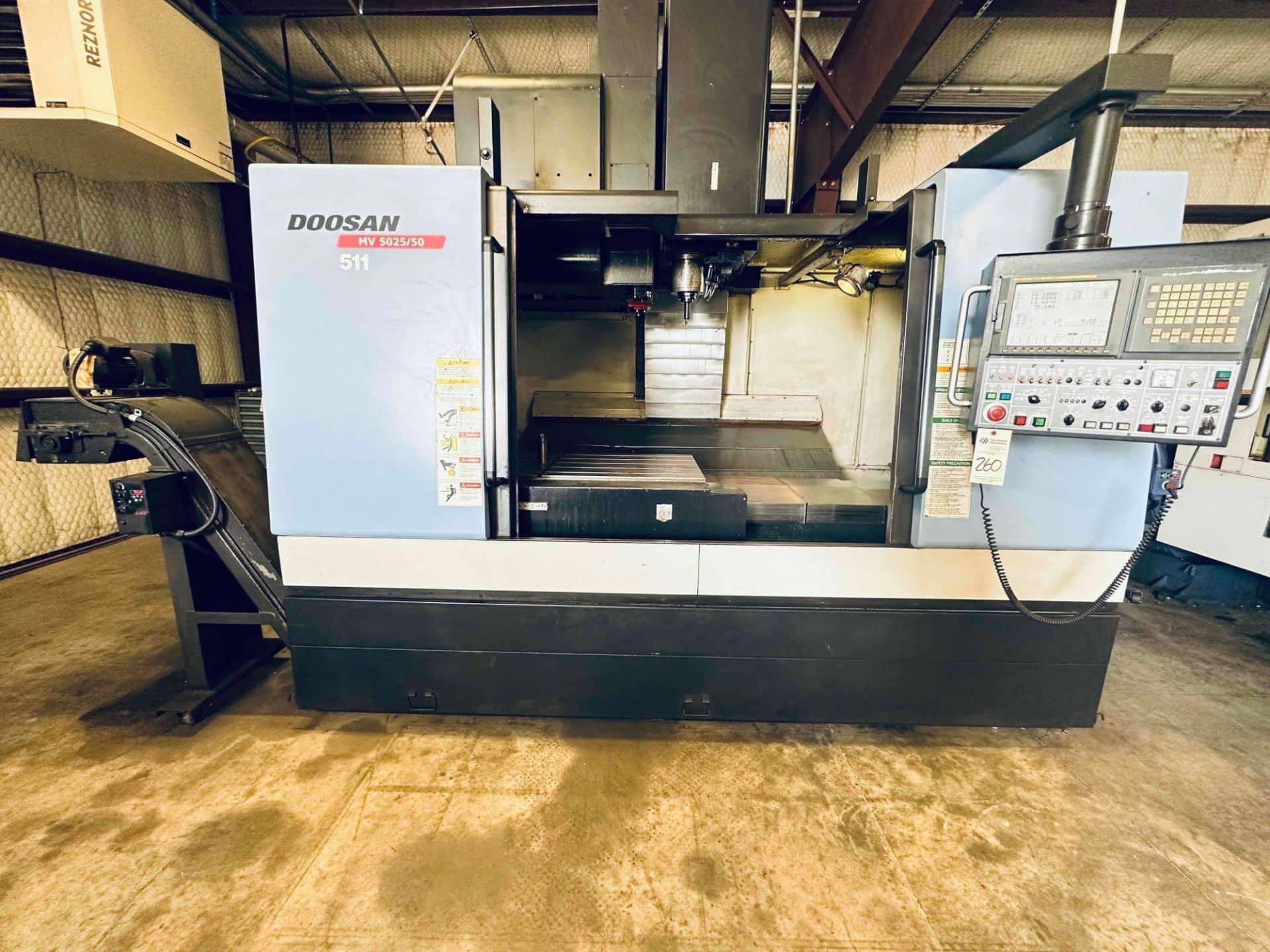 DOOSAN MV5025/50 VERTICAL MACHINING CENTER WITH LNS CHIP CONVEYOR