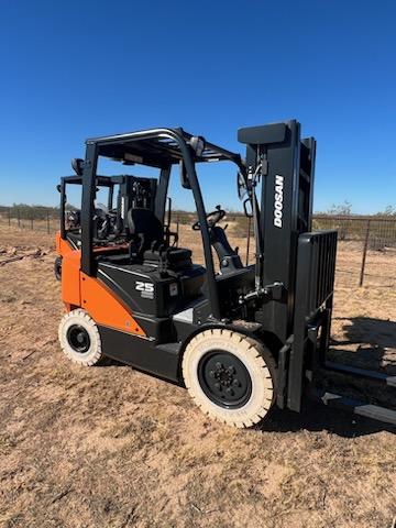 5,000 Lbs Doosan G25E-7 Forklift