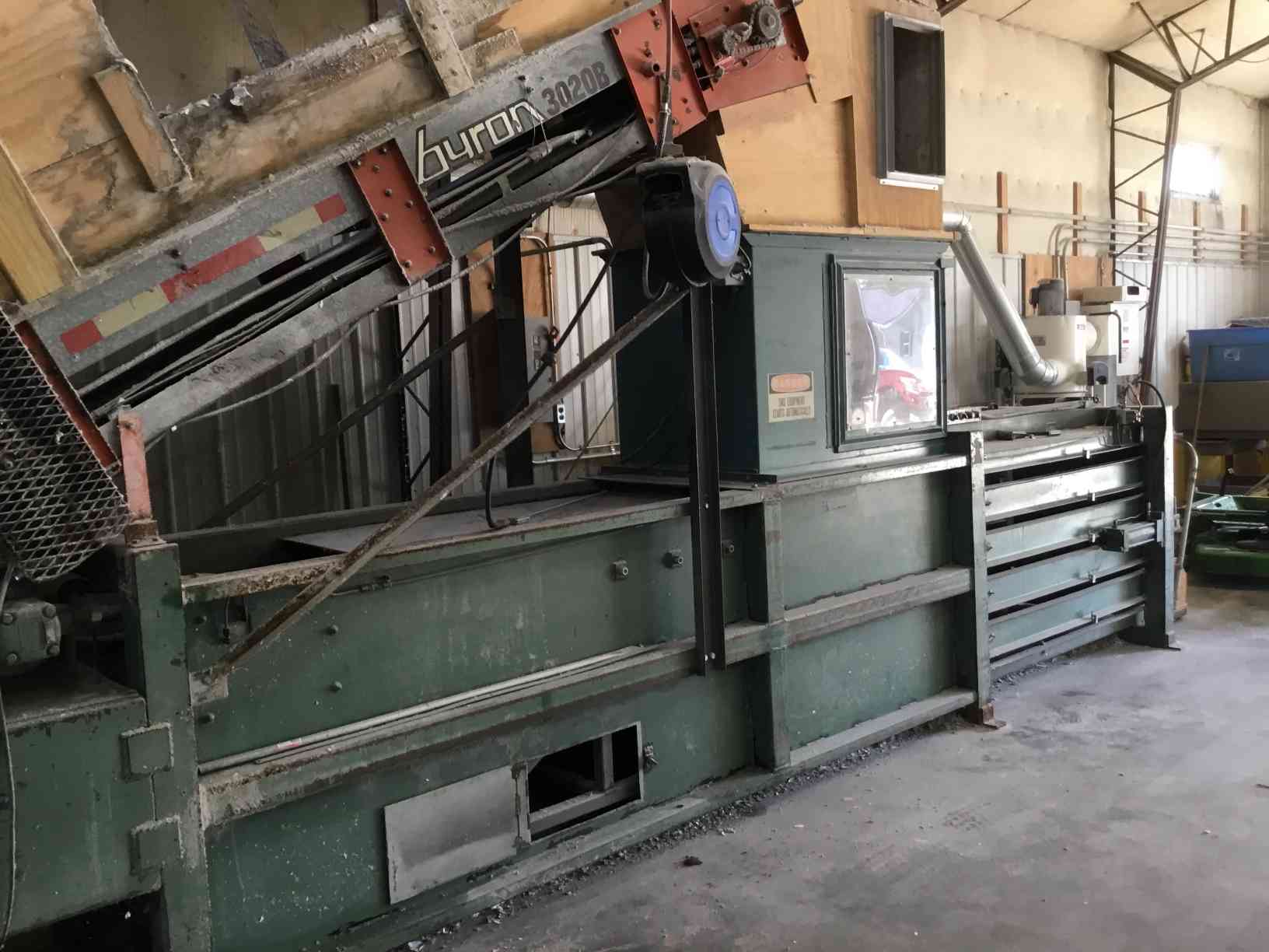 Maren Closed Door Manual Tie Horizontal Baler with Byron 3020B Hydraulic Driven Conveyor