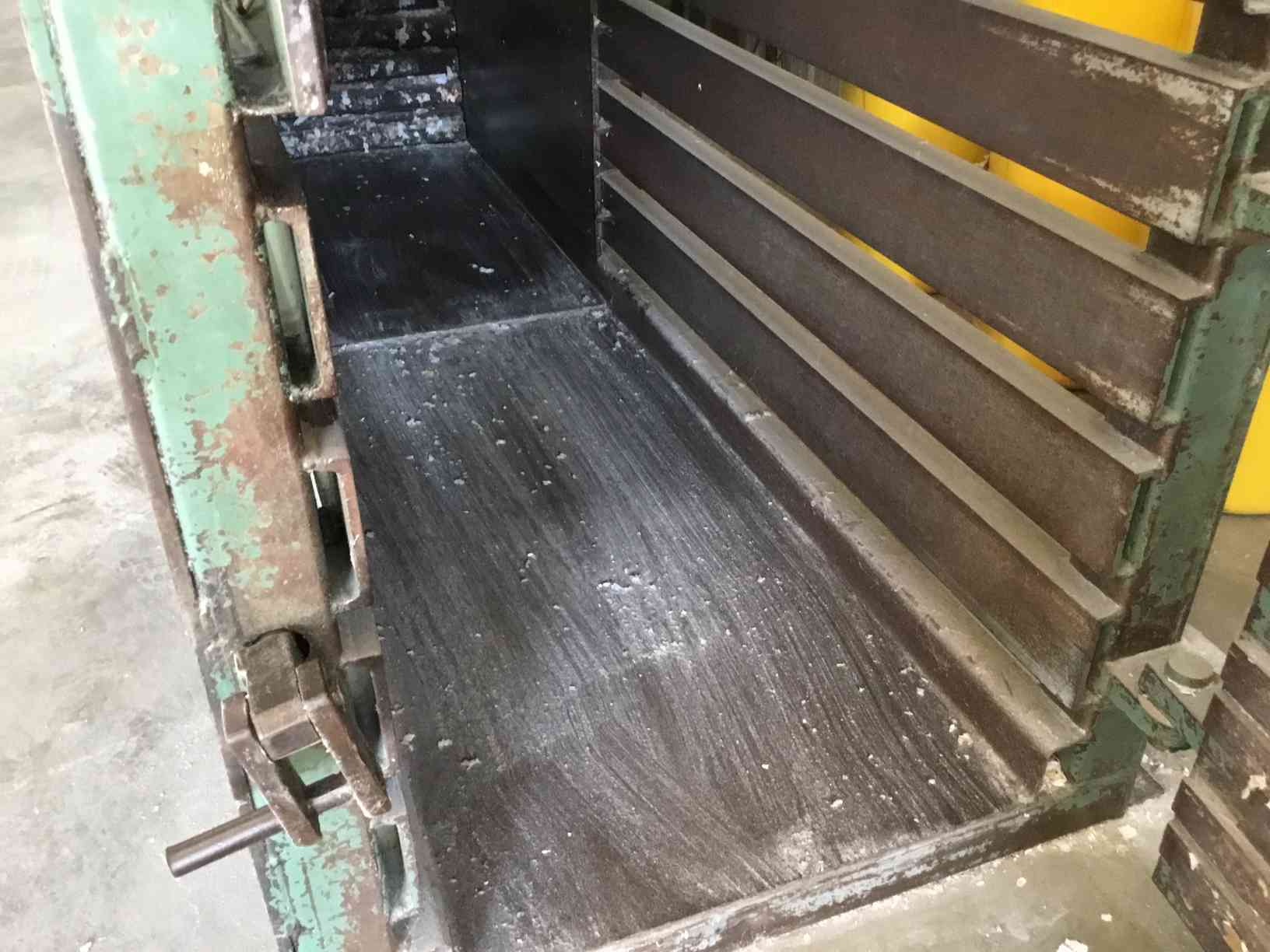 Maren Closed Door Manual Tie Horizontal Baler with Byron 3020B Hydraulic Driven Conveyor