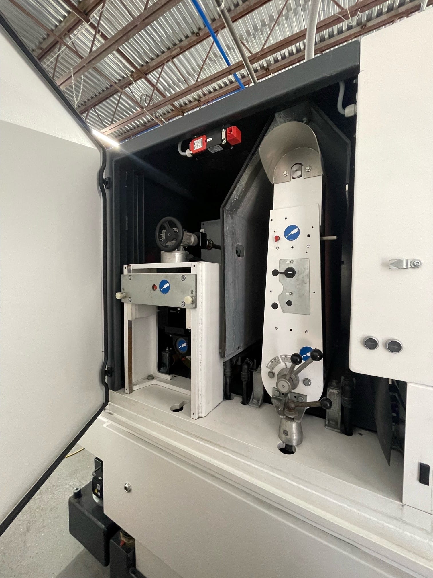 Lissmac SMW 123 CNC Wet Deburring Machine