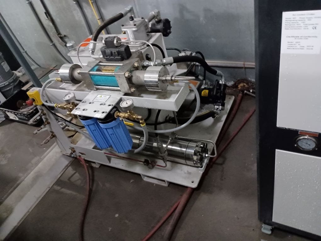 6' x 10' FLOW Mach200 Waterjet