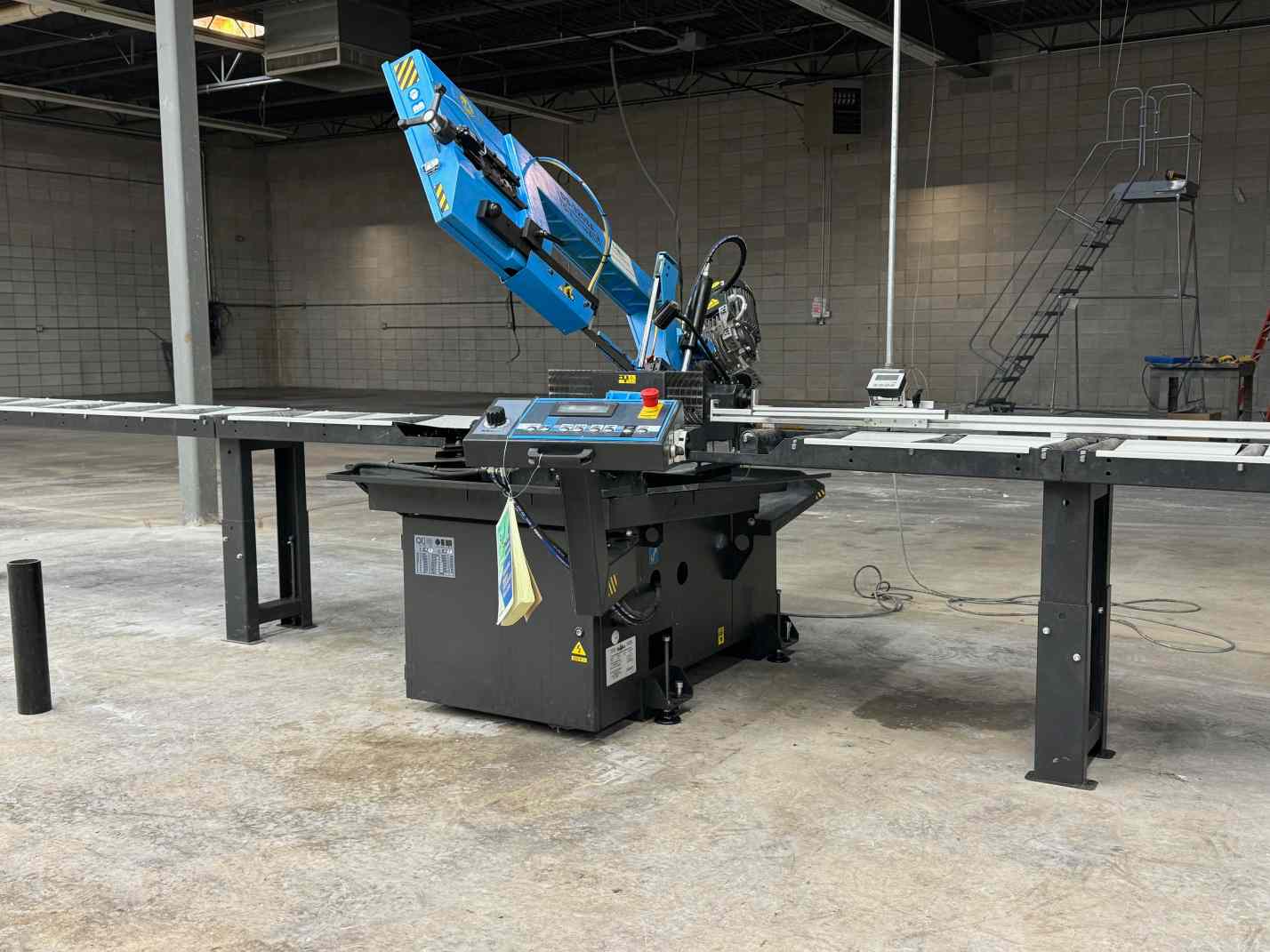 12.5" x 11.75" DoAll DS320-SA Semi-Automatic Horizontal Bandsaw,