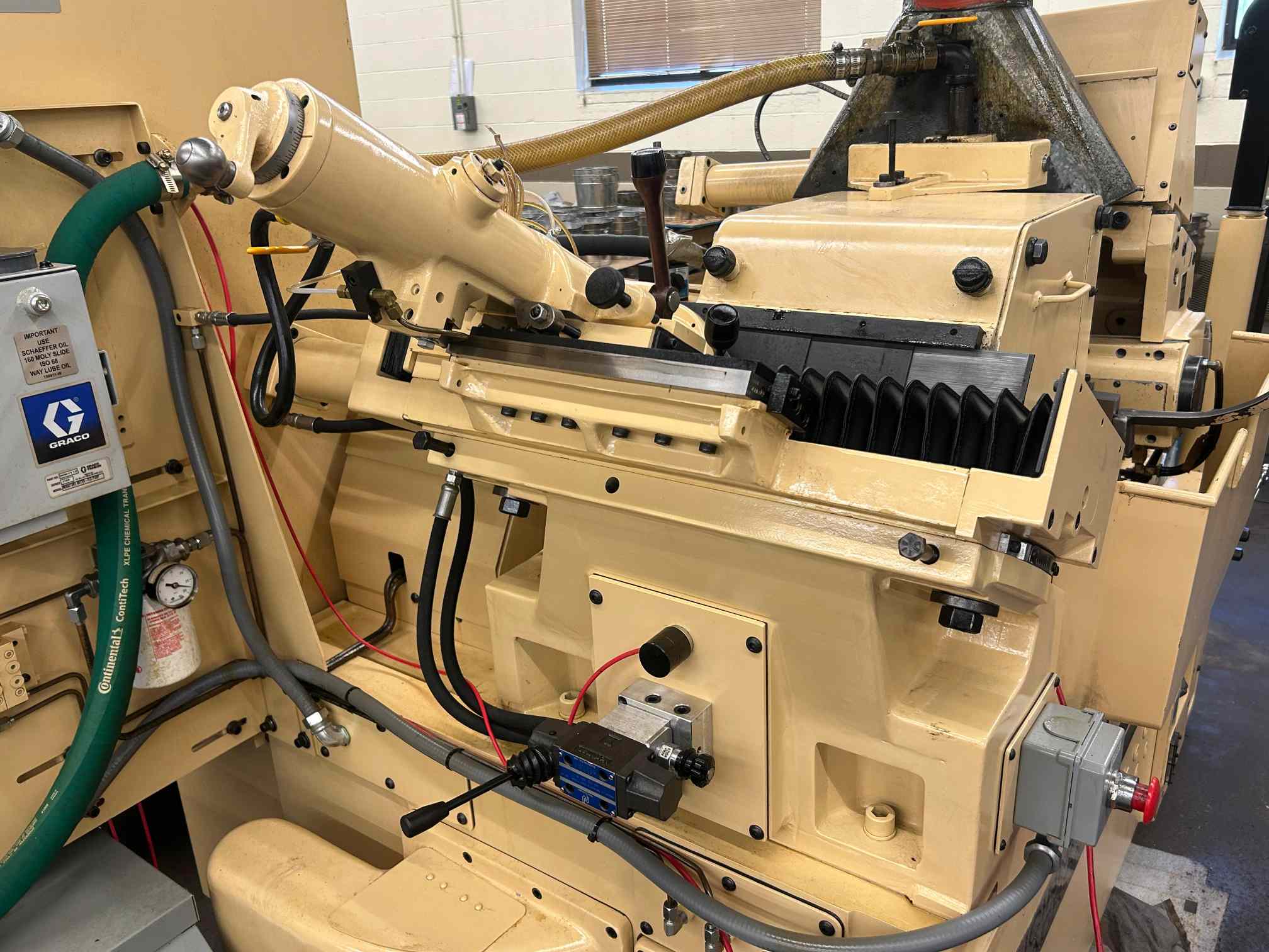 Cincinnati 220-8 Centerless Grinding Machine