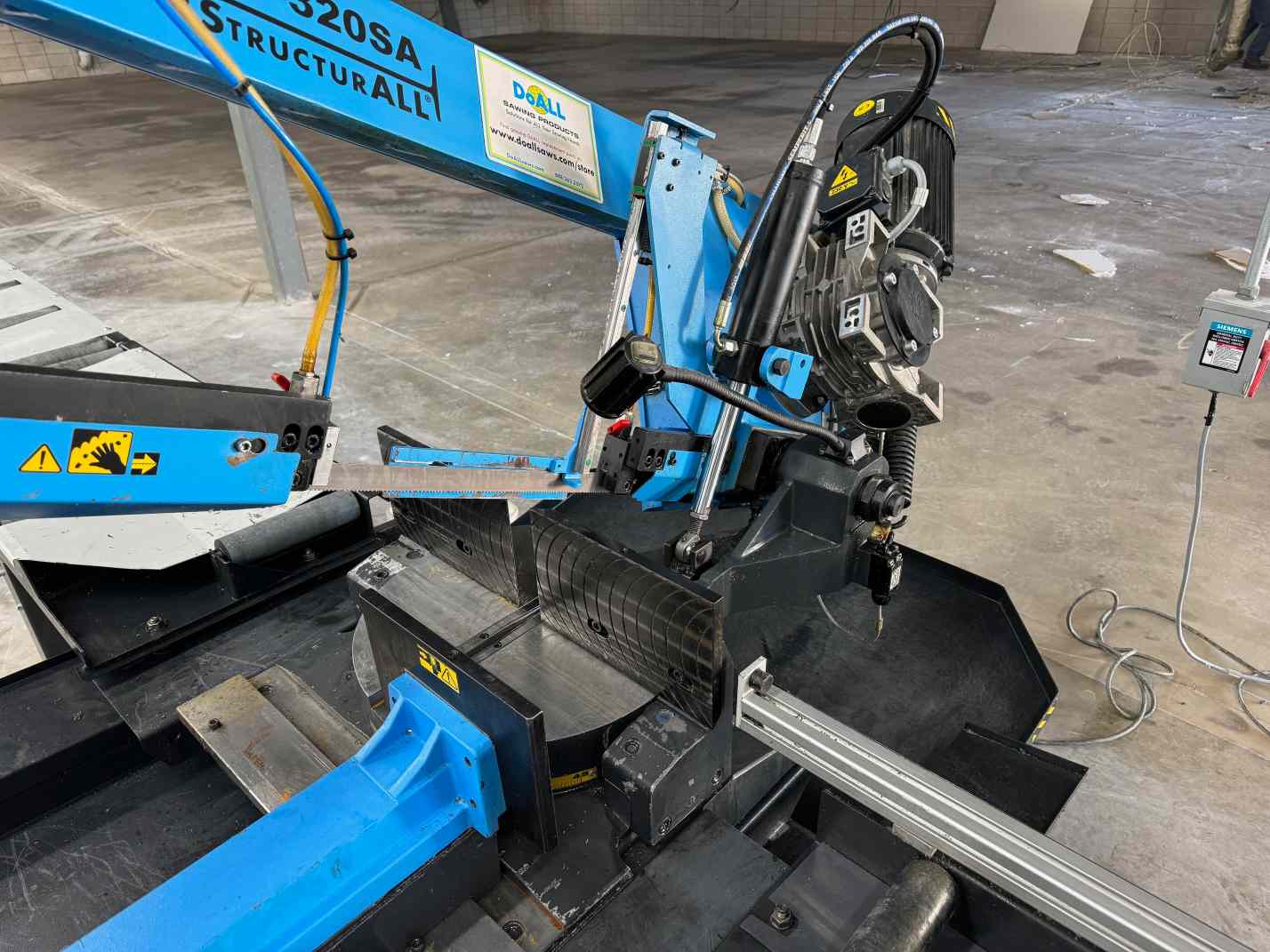 12.5" x 11.75" DoAll DS320-SA Semi-Automatic Horizontal Bandsaw,