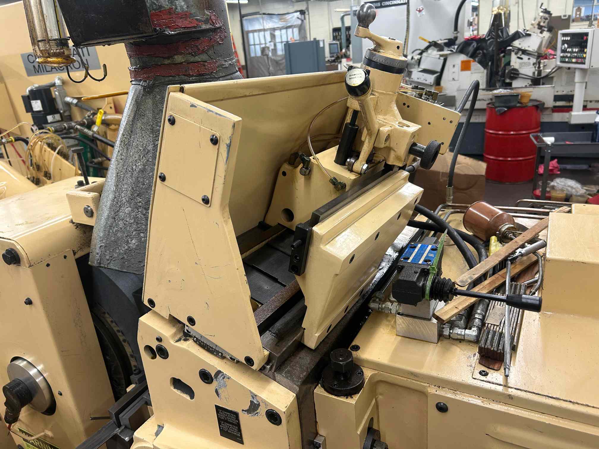Cincinnati 220-8 Centerless Grinding Machine
