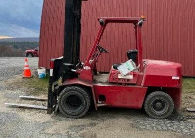 HYSTER 8000 LB MANUAL-SHIFT FORKLIFT