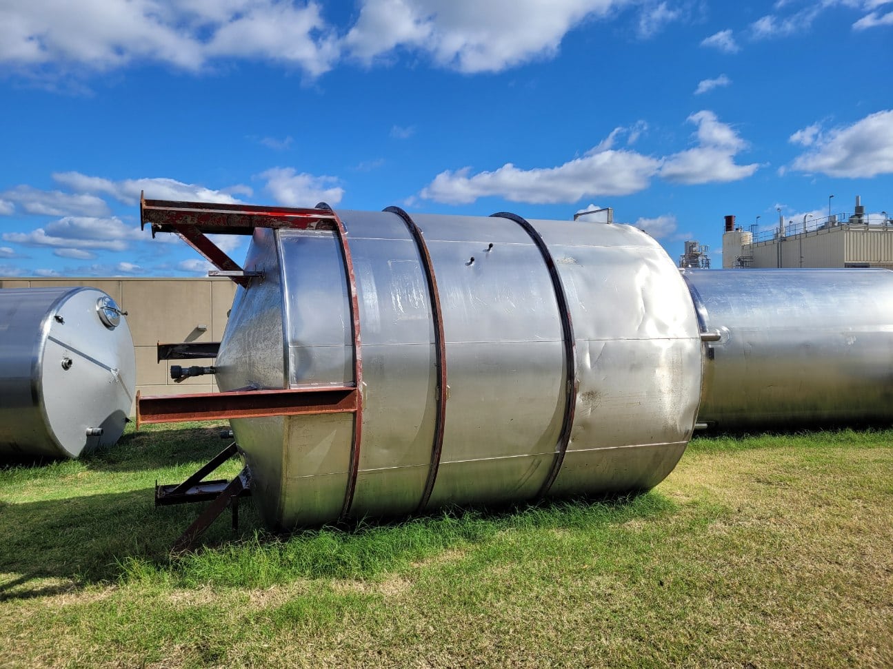 5,200 Gallon Stainless Steel Vertical Tank