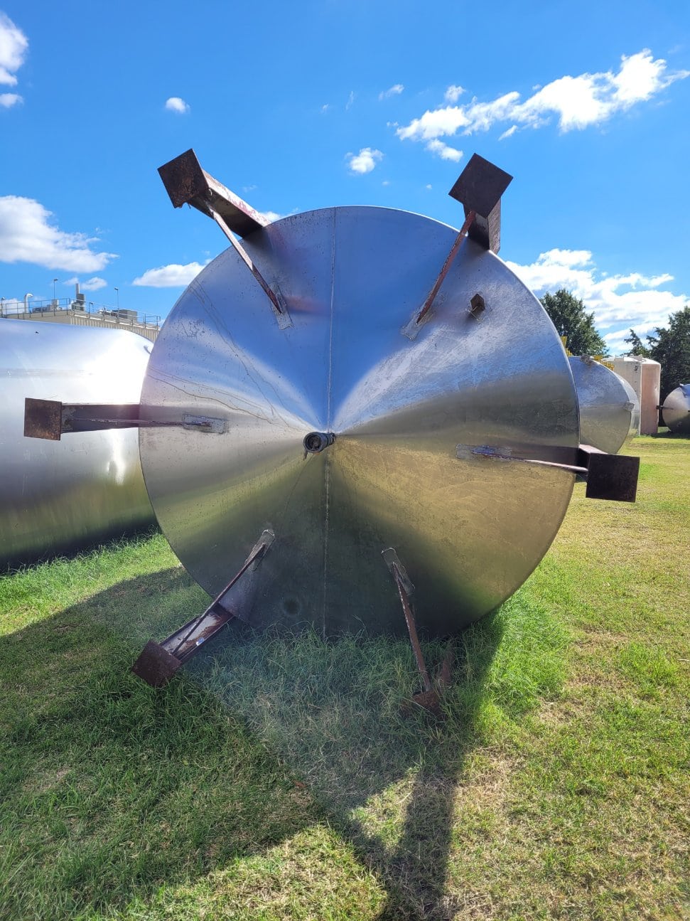 5,200 Gallon Stainless Steel Vertical Tank