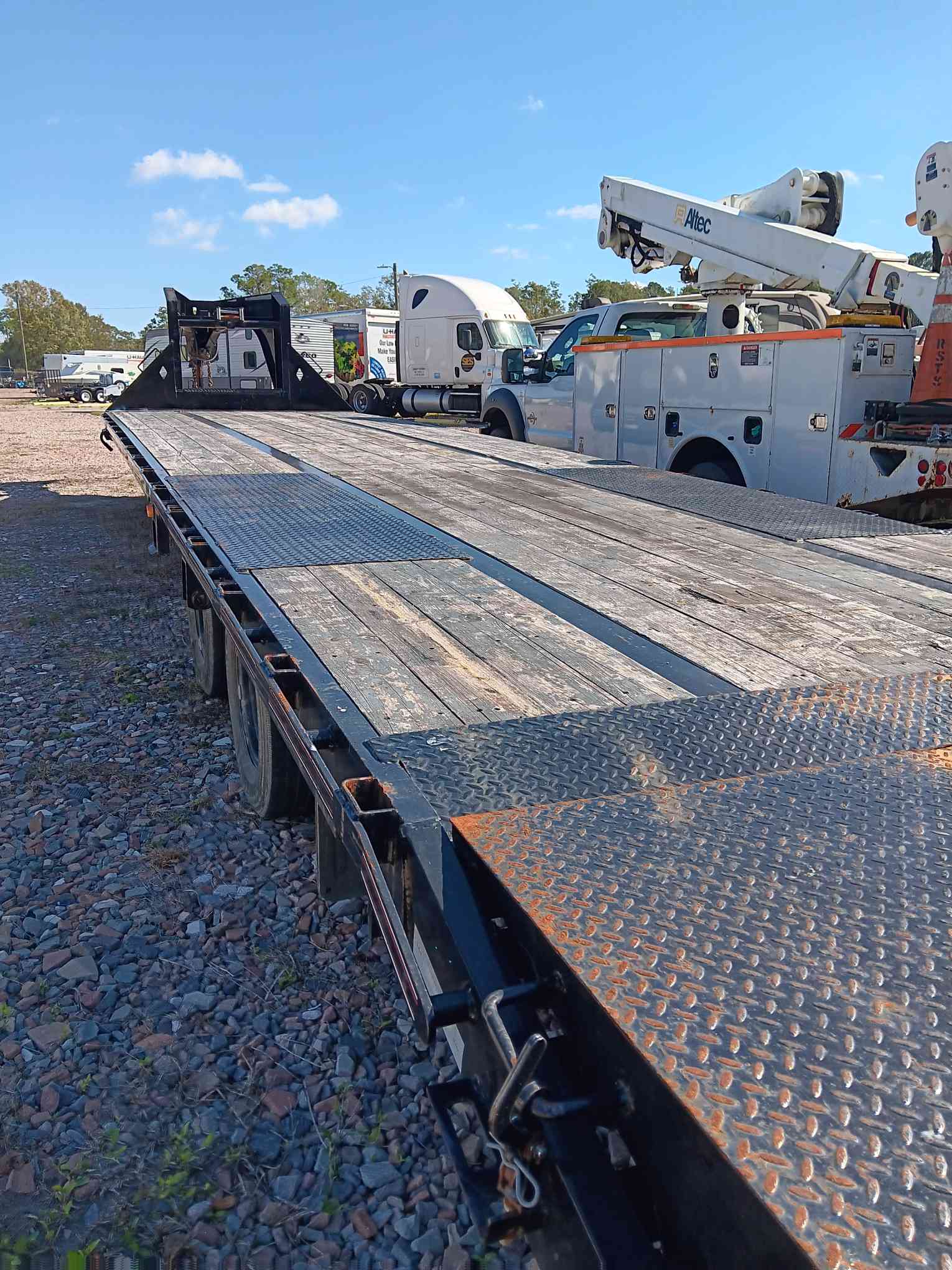 Diamond C FMAX212 Tandem - Dual Wheel Gooseneck Trailer, 35' x 102'