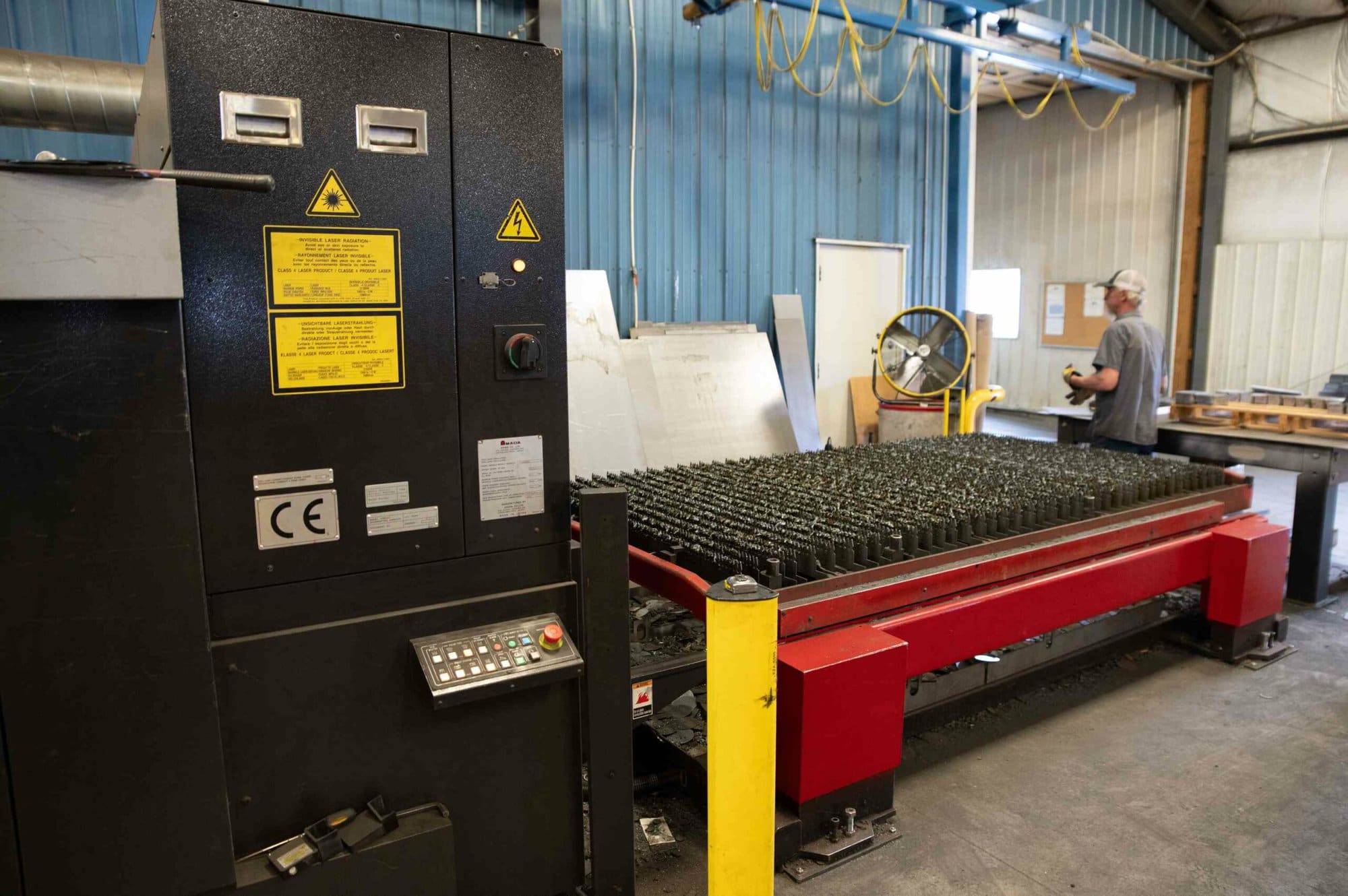 2000 watt Amada LCG 3015 AJ Fiber Laser