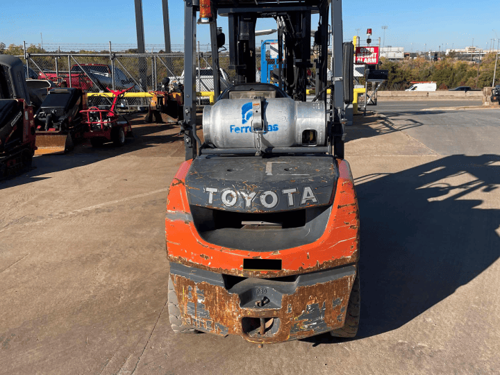 Toyota 8FGU30 6,000 LB Pneumatic Tire Forklift Truck