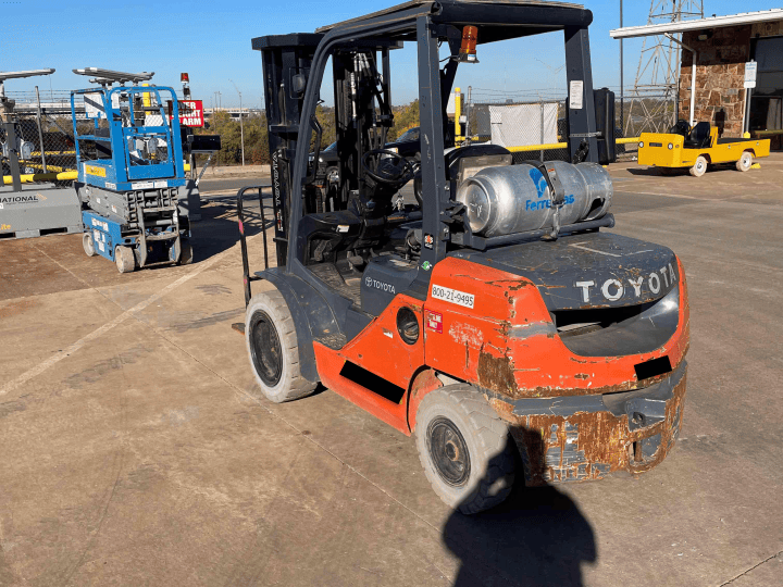 Toyota 8FGU30 6,000 LB Pneumatic Tire Forklift Truck