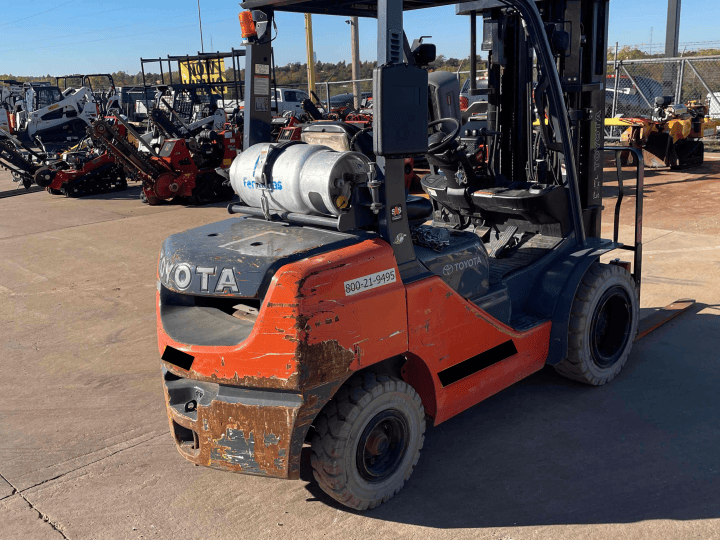 Toyota 8FGU30 6,000 LB Pneumatic Tire Forklift Truck