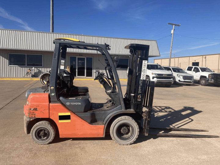 Toyota 8FGU25 5,000 LB Forklift