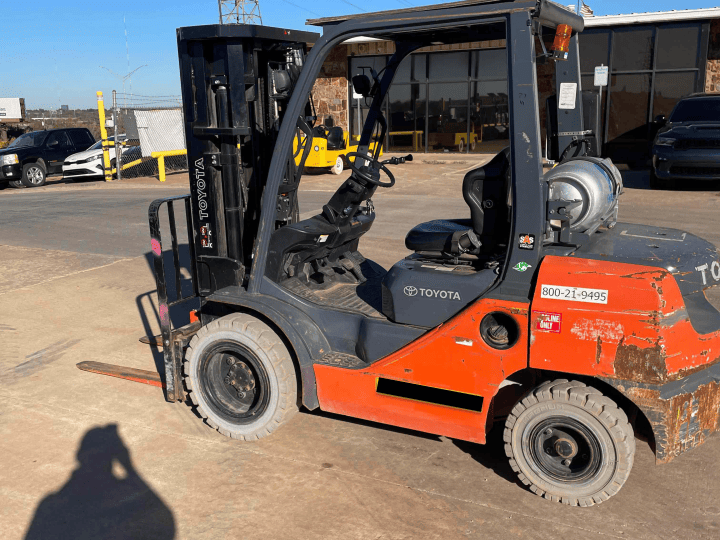 Toyota 8FGU30 6,000 LB Pneumatic Tire Forklift Truck