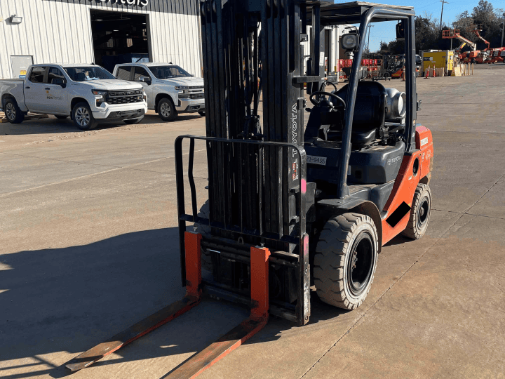 Toyota 8FGU30 6,000 LB Pneumatic Tire Forklift Truck