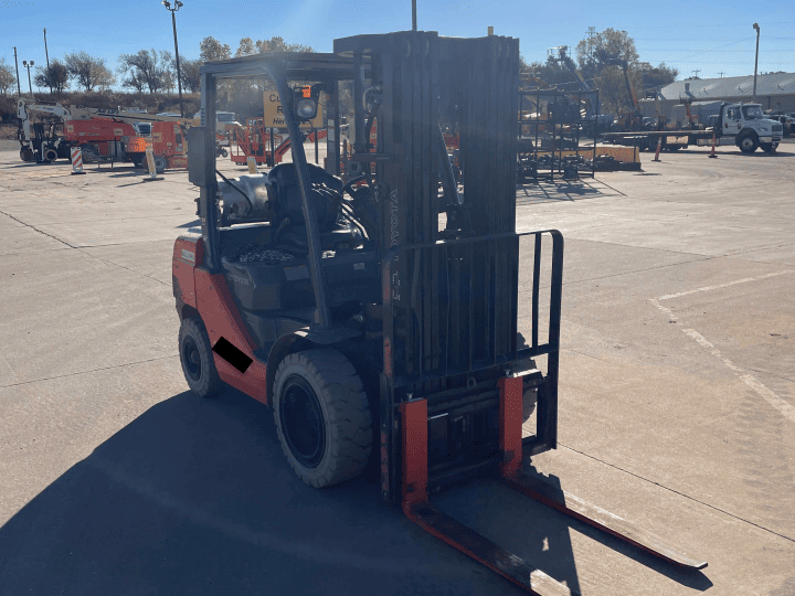 Toyota 8FGU30 6,000 LB Pneumatic Tire Forklift Truck