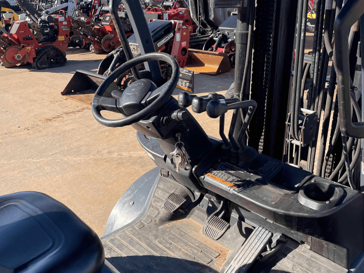 Toyota 8FGU30 6,000 LB Pneumatic Tire Forklift Truck