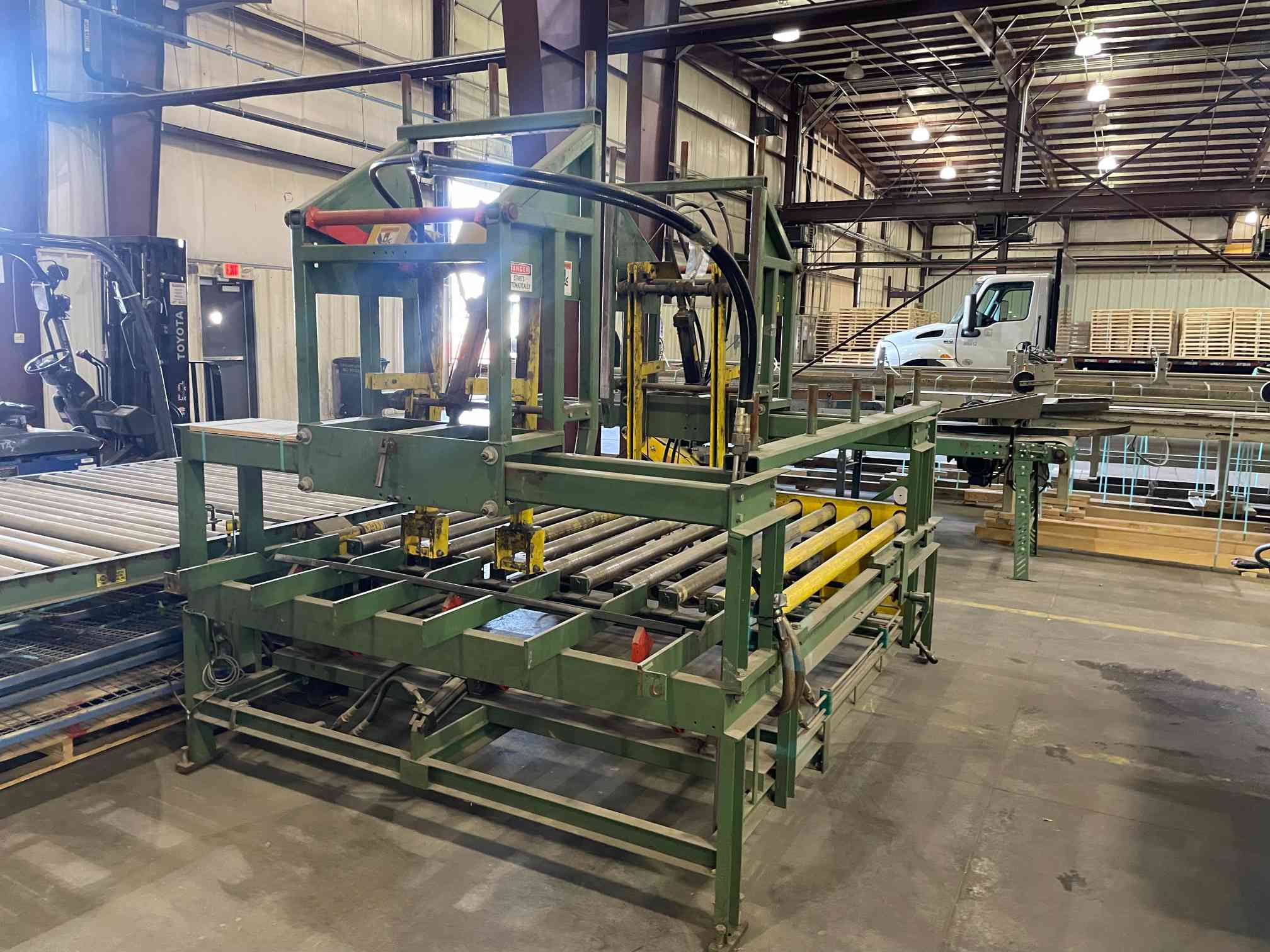 Viking Champion 304 Automatic Pallet Nailer and Stacker