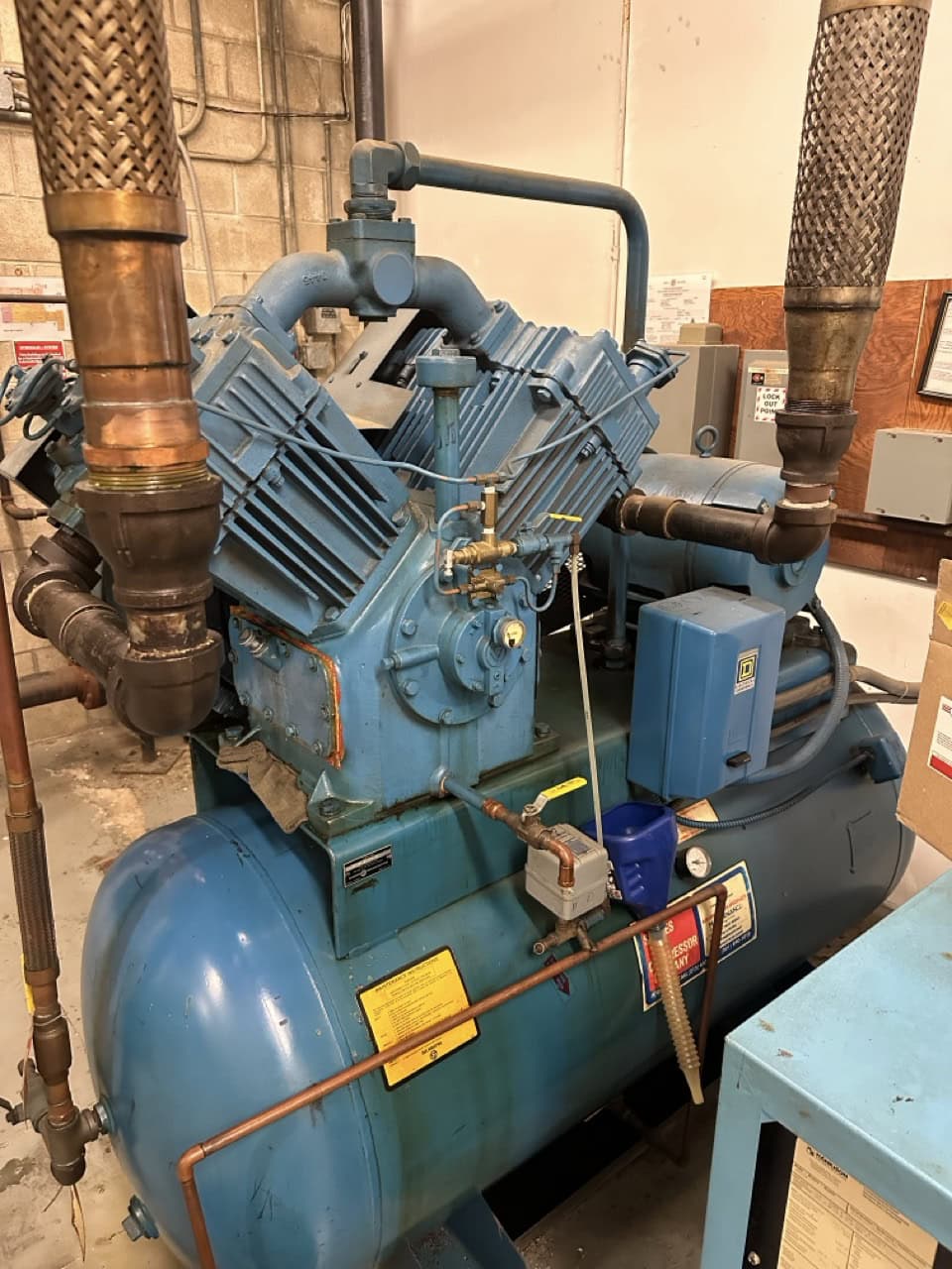 25 HP Quincy Air Compressor With Hankison International PS150 Air Dryer