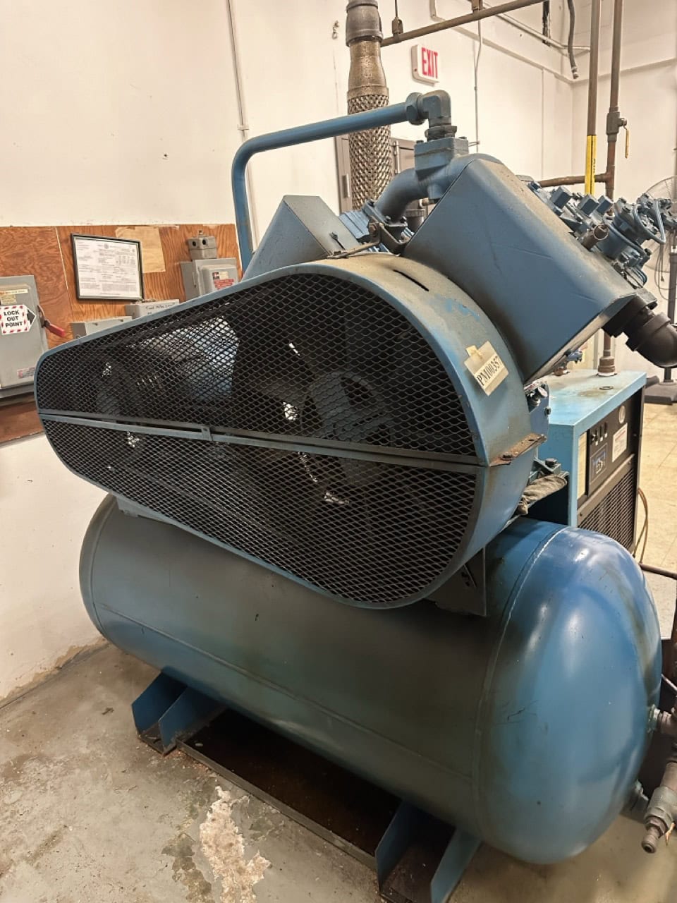 25 HP Quincy Air Compressor With Hankison International PS150 Air Dryer